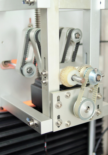 Máquina etiquetadora de mangas retráctiles para sellado de tapas y cuerpos con dos cabezales