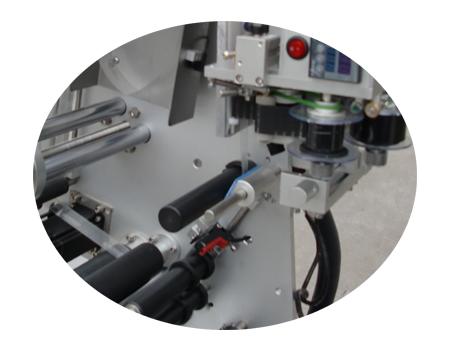 Etiquetadora de botellas pequeñas de 10 ml con etiqueta adhesiva de doble capa de certificado