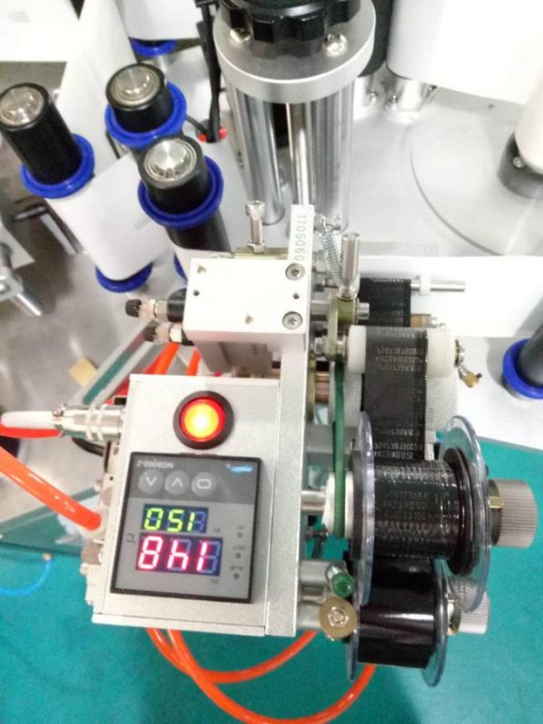 Etiquete la máquina de etiquetado automática de la etiqueta engomada lateral de Doubel con el dispositivo de localización y la máquina de codificación