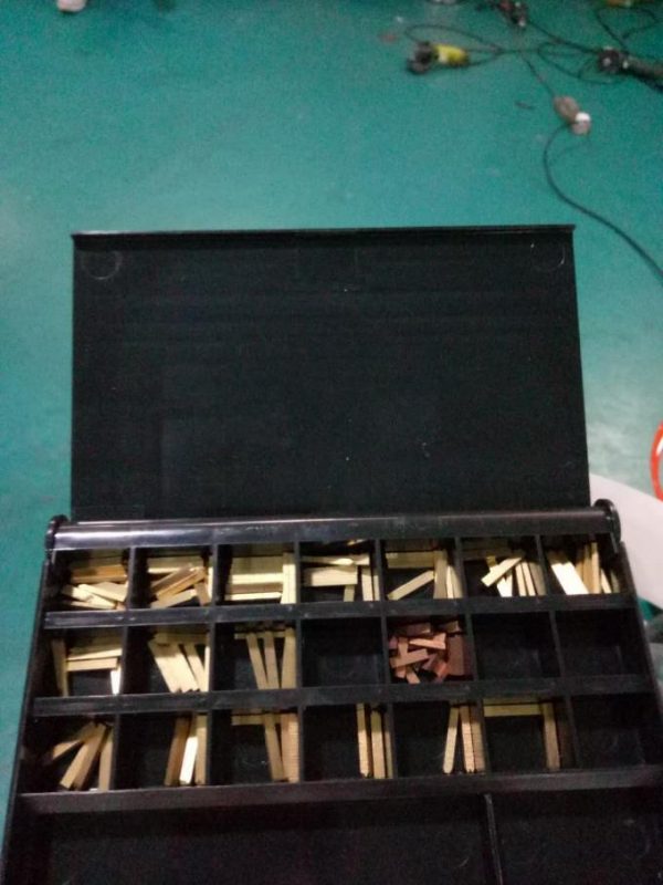 Etiquete la máquina de etiquetado automática de la etiqueta engomada lateral de Doubel con el dispositivo de localización y la máquina de codificación