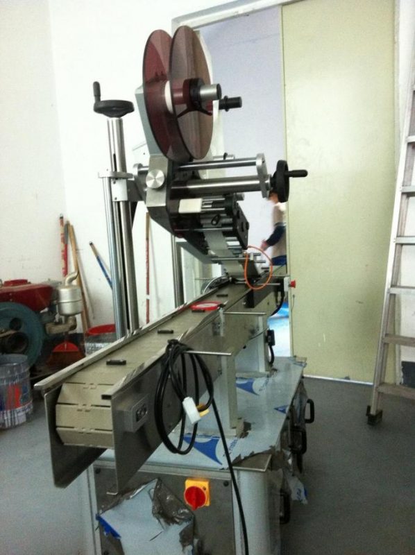 Tipo de adhesivo Etiqueta superior de la máquina de etiquetado de superficie plana para el casquillo