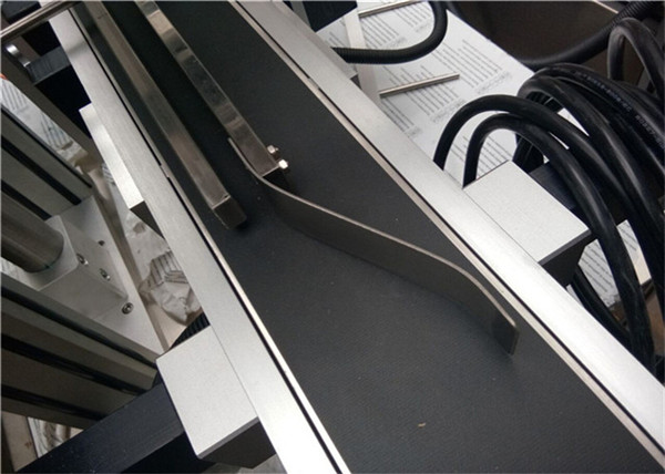 Máquina de etiquetado superior de paginación para bolsa de plástico / caja de cartón / bolsa de máscara