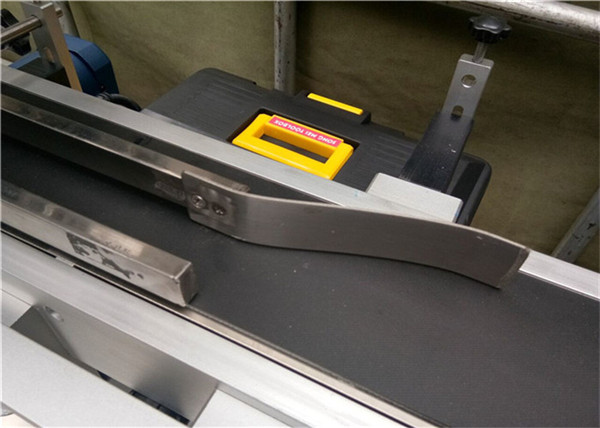 Máquina de etiquetado superior completamente automática para etiquetado de bolsas de sobres vacías de plástico