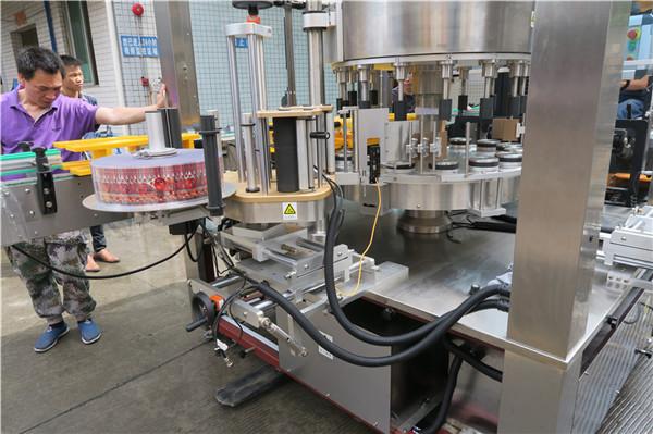 La sola botella automática llena rotatoria de la etiquetadora de la etiqueta engomada del CE con alas