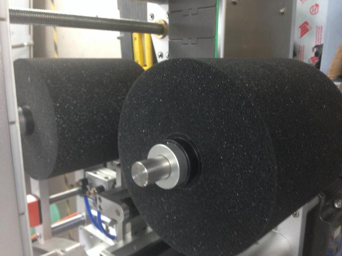 Máquina etiquetadora de botellas de motor de servidor para botellas redondas / planas / cuadradas