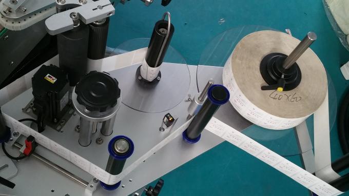 Máquina del aplicador de la etiqueta engomada de la botella del cuadrado del tarro 25kg, máquina de etiquetado con velocidad estable de las botellas de alimentación