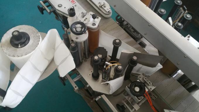 Máquina del aplicador de la etiqueta engomada de la botella del cuadrado del tarro 25kg, máquina de etiquetado con velocidad estable de las botellas de alimentación