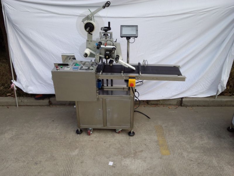 China Servomotor aplicador de etiquetas de superficie plana de papel para bolsas de mano por el conocido proveedor de la marca Telta