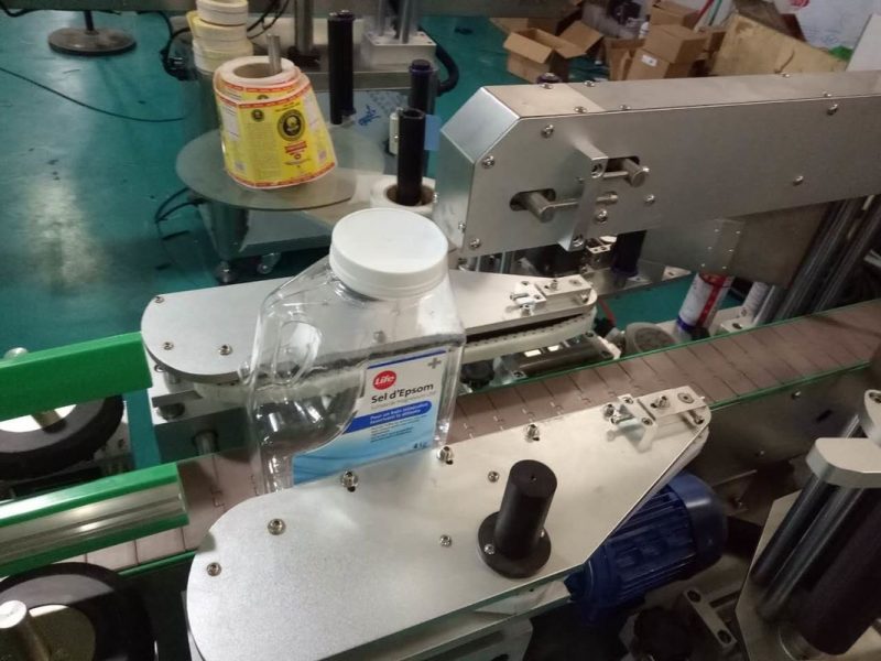 China Máquina etiquetadora de etiquetas adhesivas de botellas cuadradas de dos lados del gabinete SUS304 con proveedor de productos de cuidado personal