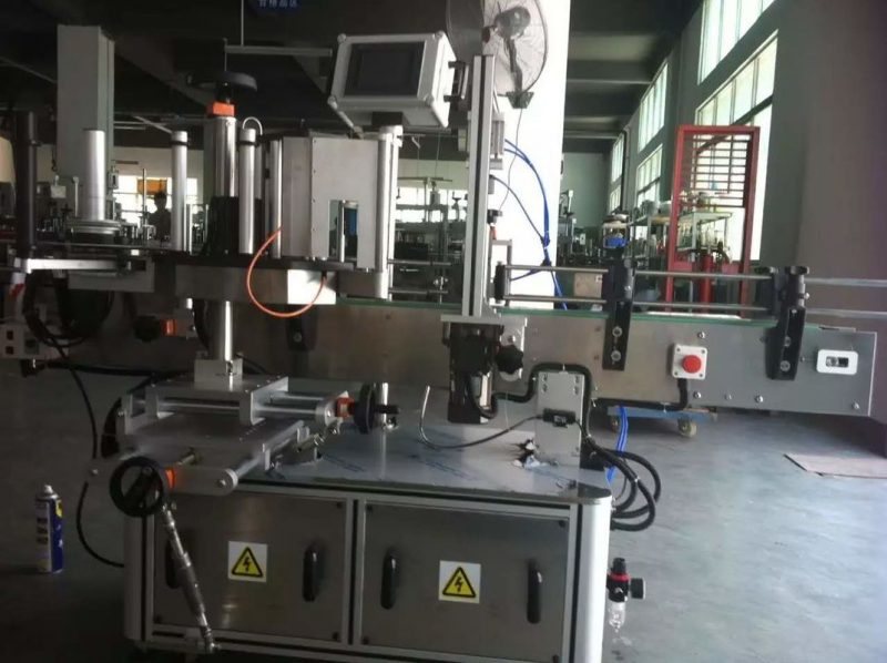 China Máquina de etiquetado de etiquetas adhesivas de botellas redondas de jugo de frutas / verduras para el proveedor de la industria de bebidas
