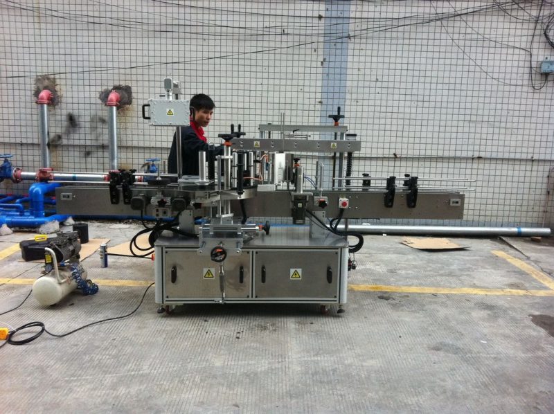 China Máquina de etiquetado de botellas redondas adhesivas automáticas completas para botellas de mascotas proveedor frontal y posterior