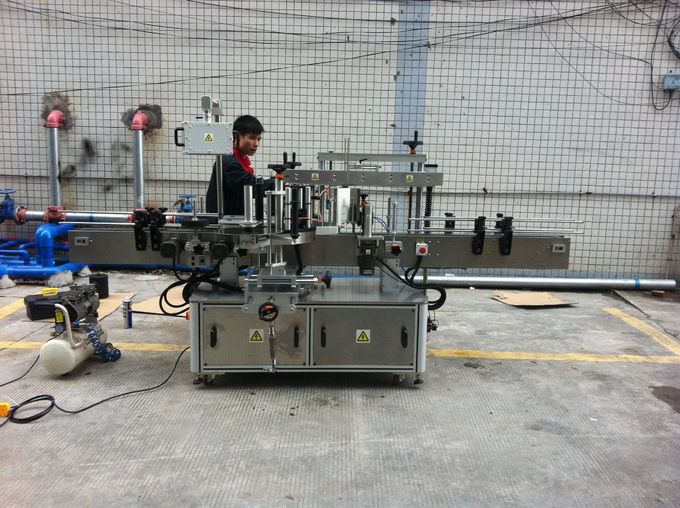 Máquina de etiquetado de botellas redondas adhesivas completamente automática para botellas de mascotas en la parte delantera y trasera